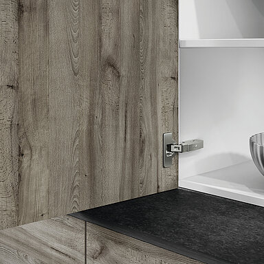 Hettich Intermat Scharnier montiert auf Holz, robust und vielseitig.