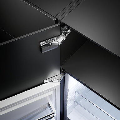 EVISYS Scharnier - Dunkles Küchendesign mit integriertem EVISYS Scharnier von Hettich.