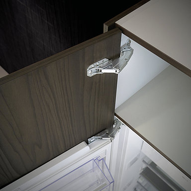 Hettich Kamat Scharnier ohne Ausrichtbeschlag, Detail in dunklem Design.